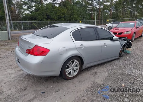 2015 Infiniti Q40 z USA, uszkodzony, nr VIN JN1CV6AR0FM523487